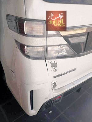 停在太子路二条路的白色Vellfire豪华休旅车也是后部左边被泼硫酸。