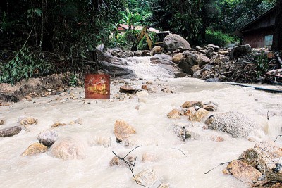木屋前小河在事发时有大量泥浆、泥水、大量石块及多块巨石,从山顶直冲而下。