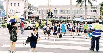 槟华小学爱心家长指挥交通,吃学生安心过街道。