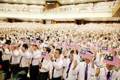 理科大学迎新周今日迈入第3天,一众挥舞国旗,齐唱爱国歌曲,场面热闹温馨。