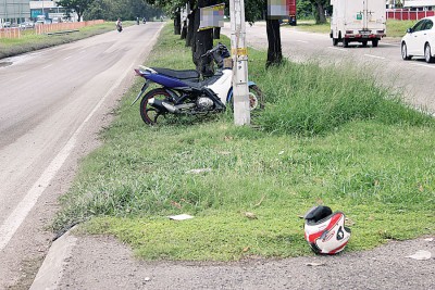 输赖工业区一段破损道路,本涌出路面,要等待供水机构鉴定后,控制下一致步修补工作。