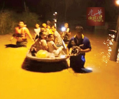 爪夷区遭遇历年来最严重的水难,灾民被救出灾区。