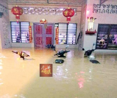 洪水突然侵袭,导致许多停放在家门前的交通工具浸泡在水中。(照片取自脸书)