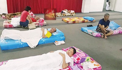 行动不便的感恩之家老人们都被安顿在恒毅中学小礼堂。