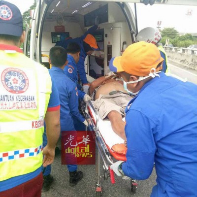 急救人员将李添兴紧急送院,不过死者伤势过重仍不幸身亡。
