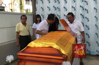 死者邹婉依父亲、姐妹及亲友瞻仰遗容。