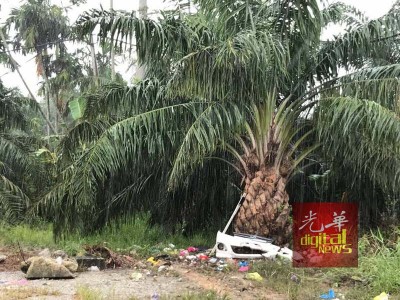 钱柜平台登录入口发生车祸后,亲属曾回到车祸现场拍摄照片,在放大图片时无意中发现类似灵异的图像,引起亲友们的议论。图为车祸现场。