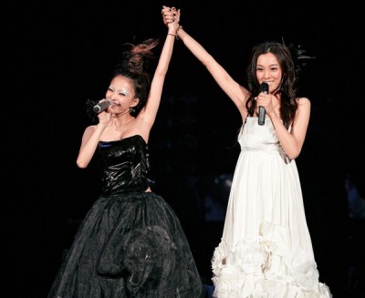 2007年张韶涵邀范范担任“百变新势力”演唱会嘉宾,一起牵手合唱。