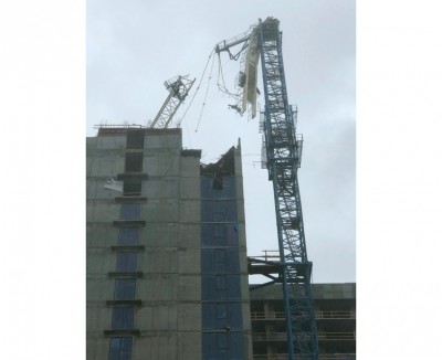 迈阿密市建筑天秤被吹折。