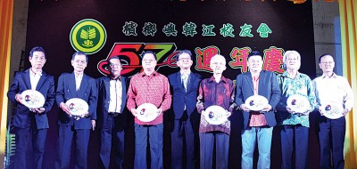 大会颁发牌匾予获槟州元首赐封的韩江校友。左起为温尤来(代张德仁领)、姜赋成(代祝友成领)、许春安、黄智绪、颜福和、朱章明、林志强、洪贵兴、黄汉荣(代方炎华领)。