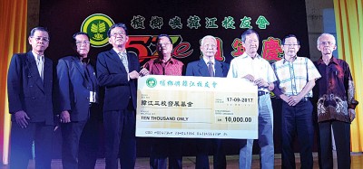 校友会拨出2万令吉作为韩江教育建设用途,宴上再筹集3万令吉作为清理及修葺校园用途,由林贵堂(右3)代领。左起为姜赋成、许春安、颜福和、黄智绪、黄赐兴,右为朱章明等。