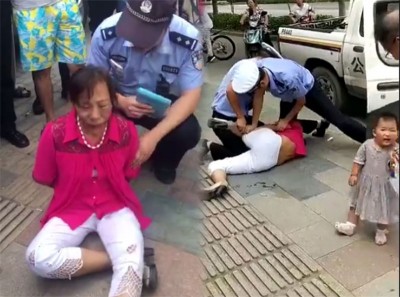 妇人因违例泊车后与警员争执,最后被警员制服。