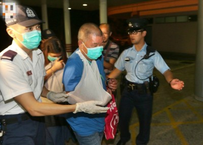 有女伤者抵港后需用担架送院。