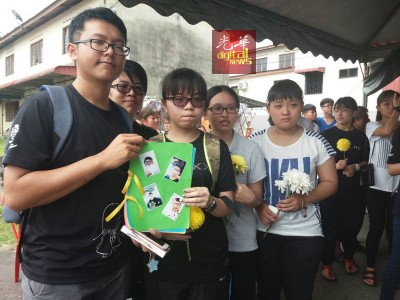 拉美士文西阿还拉中学6B2班同学合力制作一依照纪念册,内部全是他们和张竤斌的合照。