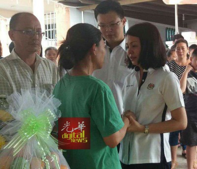 蔡智勇(继右2)连同夫人叶丽云(继右)慰问张进天(左起)跟陈秀梅伉俪。