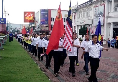 马华双溪大年区会及马莫区会的代表参与国庆日游行。