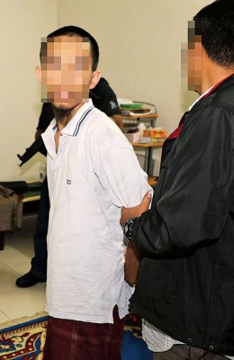 被捕疑犯暗中自制土制炸弹。