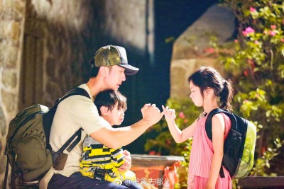 吴尊带Max与Neinei参加亲子节目《爸爸去哪儿》屡成话题。