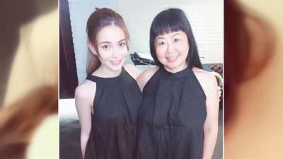 昆凌(左)和母亲感情深厚。