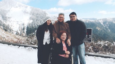 Ireen(左1)受母亲(前排坐轮椅者)影响至深,这是她和母亲去过最遥远的旅行,全家人第一次在雪山前照相,也是最后一次。