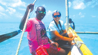 坦桑尼亚(Tanzania)的沙发主人带着咏涵出海体验独桅帆船。