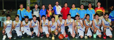男子冠军YOBO/少年队以及教练查克阿诺(晚左6)领奖后同嘉宾们合影。