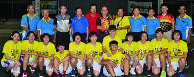 女性冠军御足的家队和教练黄保永(晚右5)以及颁奖人林达宽(晚右6)同嘉宾们合影。