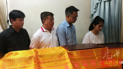 李凯伦(左3)瞻仰死者遗容;左起为王泽钦、陈衍财以及温巧娴。