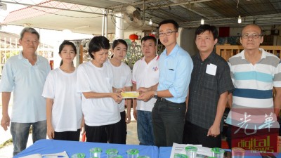 李凯伦(右3)移交抚恤金予刘雪妃(左3);左起为吴德福、温巧娴、温巧芳、陈衍财、王泽钦以及陈振康。