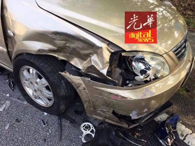 失控撞上轿车的摩托车。