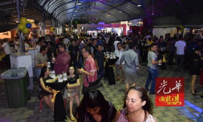 2017同欢共庆啤酒节晚会如期在汽车城举行。