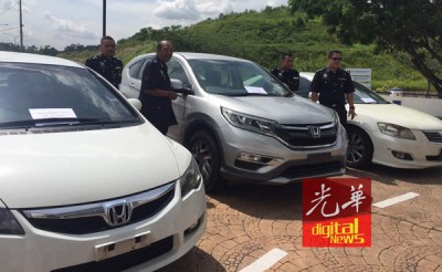 警方在逮捕行动中充公了3辆豪华轿车。