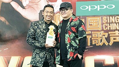 扎西平措(左)摘得“桂冠”,刘欢首度成为冠军导师。