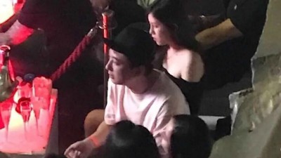 王思聪于目击包下洛杉矶一家夜店,身旁美女环绕。