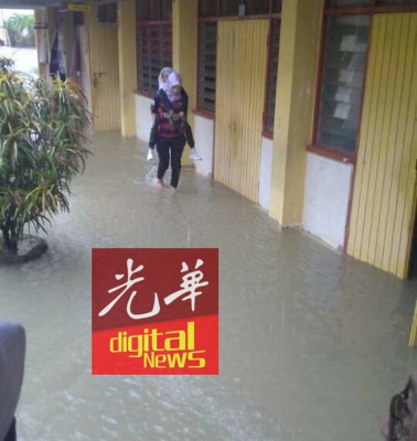 法拉诺拉斯金背着学生返回课室拿取物品(图取自脸书)。