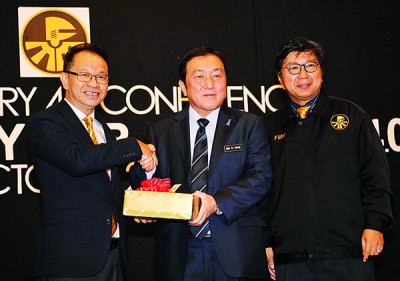 黄家泉在大马厂商联合会工业4.0会议上巡视展摊。