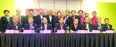 马来西亚南安社团联合会全体理事出席大会,坐者左4为叶荞民。