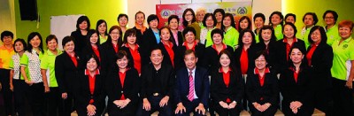 大马南安联合会妇女组成员出席代表大会并合影留念。