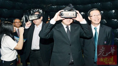 林冠英(右2)与陆兆福(左3)体验VR视频,右为陈国良。