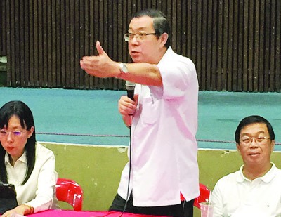 林冠英表示,行动党决定重选并不是向社团注册局低头,而是不要让行动党的注册遭到吊销。