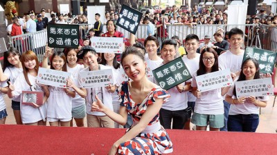 张韶涵在造势活动上除了演唱《隐形的翅膀》,也跟歌迷一起玩游戏,替歌迷签名。