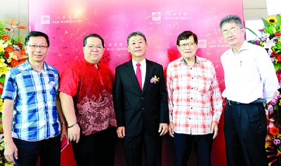 本报署理总经理林星作(左2)跟符合总经理梁宗宝(右2), 公物事务经理邱智坚(右1)跟威省新闻官员林海发(左1)朝拿督斯里方炎华恭贺。