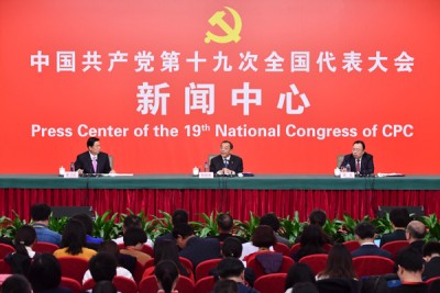 中共十九大举行首场记者招待会,中纪委副书记、监察部长杨晓渡(中),中共中央组织部副部长齐玉(右)介绍加强党建工作及全面从严治党情况。(新华社照片)