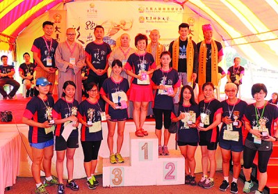 女子公开组得奖者与嘉宾合照,后排左起林圆入、传灯、宗昱、吕法门、宗华、许文友及黄歆峰。