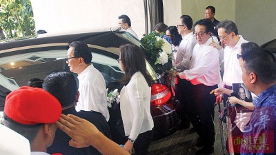 杨忠礼子女送父亲最后一程。