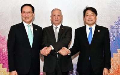 (左起)宋永武、马蒂斯与小野寺五典将增长对朝鲜的新闻交换。