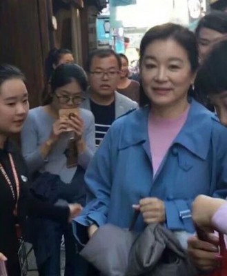 林青霞略施脂粉气色不错。