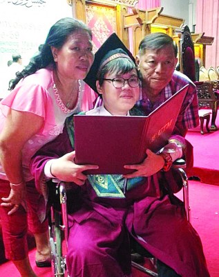 温美枝(左)和韩友(右)为儿子韩庆中优异的学习表现感到骄傲。