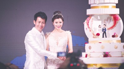 黄耀勝亲自设计当晚的婚纱和晚装。