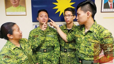 3名受伤事主张文凯(右起)、梁均杰与李永保,其中李永保的左眼仍有瘀青肿胀,左为他们的领队陈玉芬。